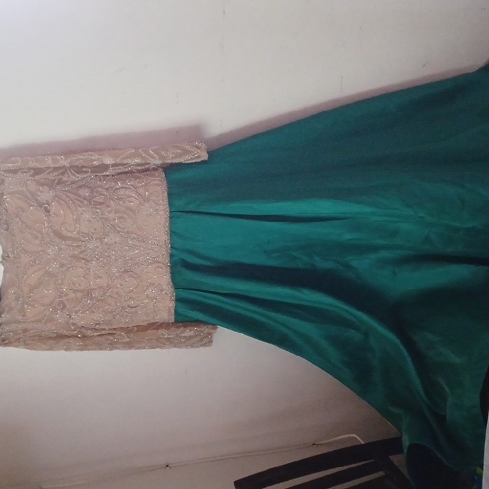 Long dress green Color for Special Occassions, long Sleeves Size 16, Is Used